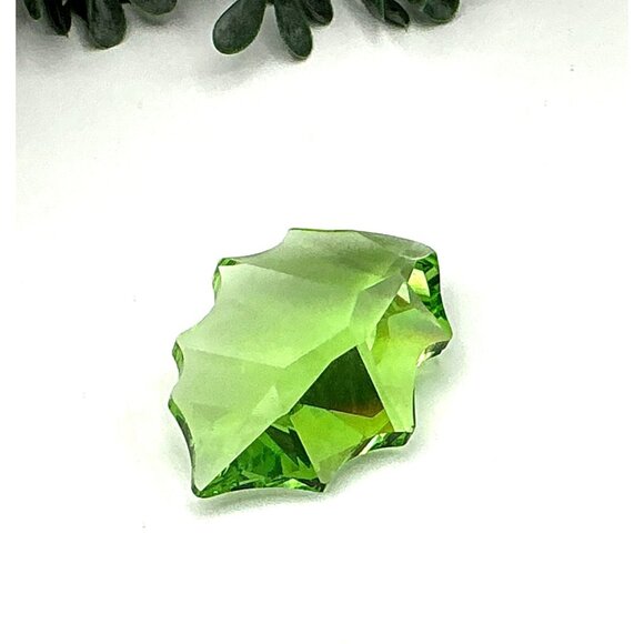 Swarovski Faceted Peridot Green Glass Leaf - Picture 1 of 5